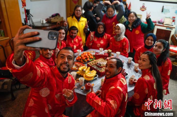 【新時(shí)代新征程新偉業(yè)】義烏雞鳴山“聯(lián)合國(guó)社區(qū)”：在這里“對(duì)話世界”