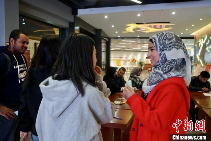 雞鳴山社區(qū)漢語(yǔ)班交流學(xué)習(xí)現(xiàn)場(chǎng)。　麗娜 供圖