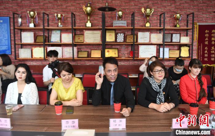 被稱為“國(guó)際老娘舅”的伊朗籍商人哈米(中)參與社區(qū)矛盾調(diào)解。　王剛 攝