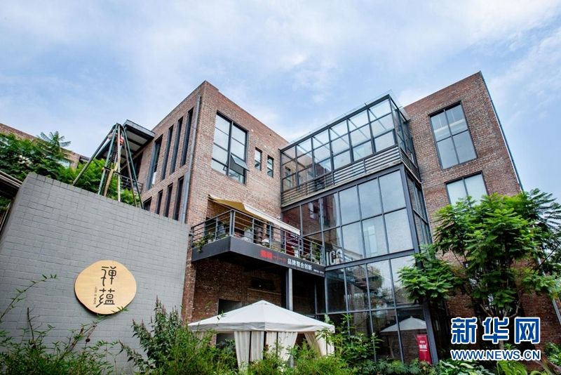 成都龍泉驛區(qū)：汽車城里的生活美學(xué) 蓬勃工業(yè)上綻放的文產(chǎn)之花