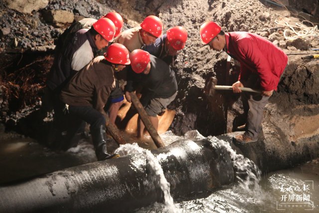 2022年10月騰沖市供水工人通宵奮戰(zhàn)處理供水管道爆管現(xiàn)場(chǎng).jpg