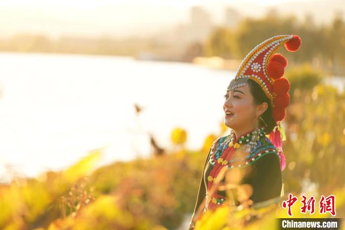 云南哈尼族女歌手傳承彝族“阿色調(diào)”