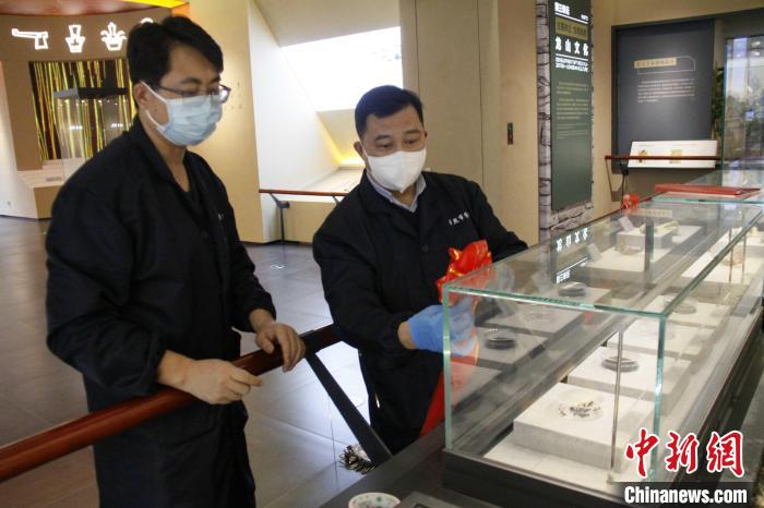 日照市博物館工作人員正在布展炭化水稻。　日照市博物館供圖