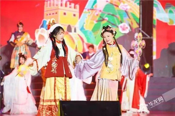 2021第五屆“中國·白帝城”國際詩歌節(jié)開幕式晚會中精彩的古風表演。華龍網(wǎng)-新重慶客戶端 李永歡 攝