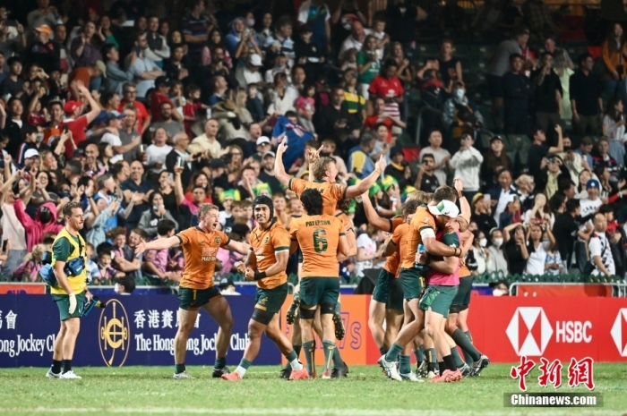 11月6日，香港國際七人欖球賽進(jìn)行最后一天賽事，最終澳大利亞力壓斐濟(jì)奪得冠軍。圖為澳大利亞于決賽中獲勝一刻，球員互相慶祝。 <a target='_blank' href='/'>中新社</a>記者 李志華 攝