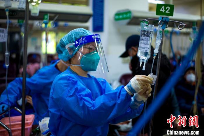 盡管發(fā)熱患者已經(jīng)被分流到基層醫(yī)療機(jī)構(gòu)，但到三級(jí)醫(yī)院就診者依舊人數(shù)不少。　袁宸楨 攝