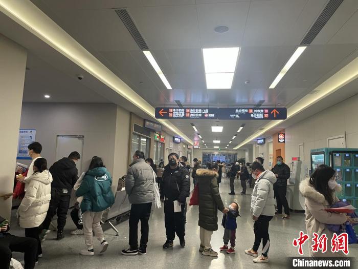 新華醫(yī)院兒童急診，前來(lái)就診患者人數(shù)依舊不少?！⌒氯A醫(yī)院供圖