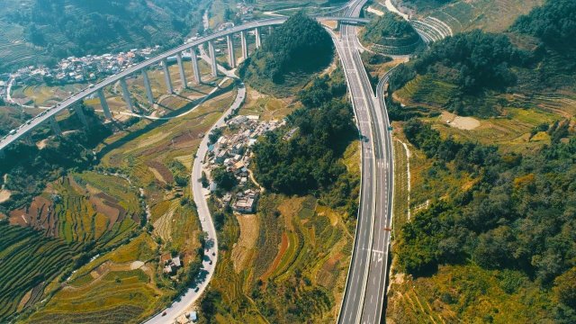 建個(gè)元高速公路全線建成試通車