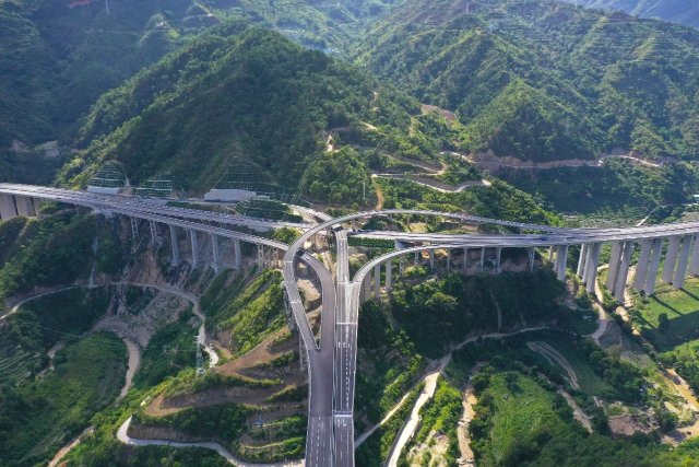 建個(gè)元高速公路全線建成試通車