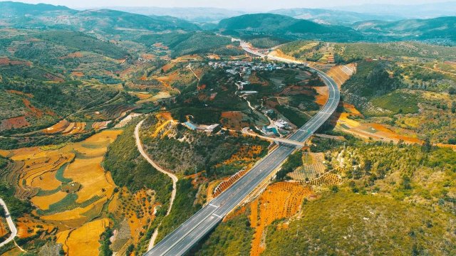 建個(gè)元高速公路全線建成試通車