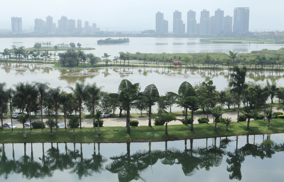 6.彌勒縣域經(jīng)濟一角 劉建華 攝.jpg