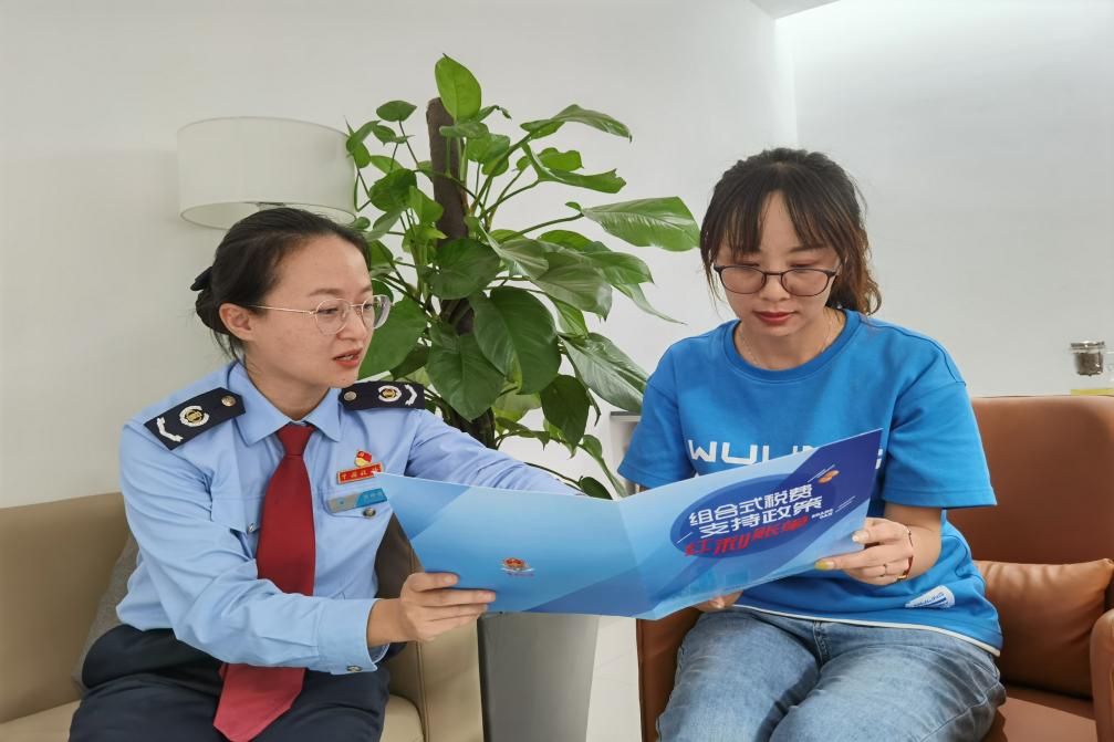 13.稅務(wù)干部深入“專精特新”企業(yè)送去“紅利賬單” 王夢丹 攝.jpg