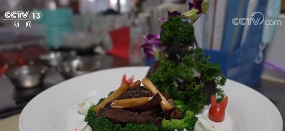 在浙江寧波，年夜飯預訂火爆，一些商家還推出了廚師上門的服務(wù)，讓顧客“足不出戶”就能吃上酒樓級別的大餐。預制菜也成為今年的熱銷品，寧波各大商超和外賣平臺的預制菜銷售也十分火爆，銷售量比去年同期增加了百分之二十到百分之三十。