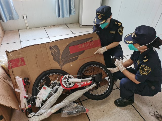 圖為:海關(guān)關(guān)員查獲涉嫌侵權(quán)自行車.jpg