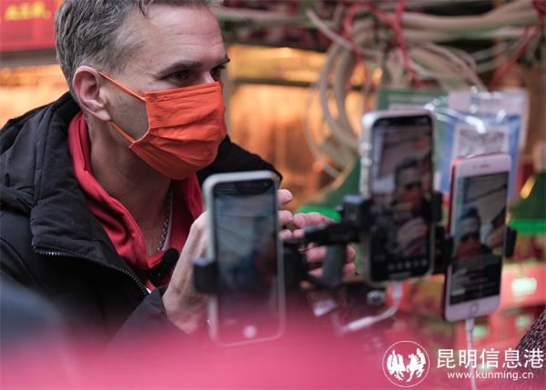 直播活動(dòng)中，阿杜熱情地向觀眾推薦春節(jié)必備年貨。寧夏攝影家協(xié)會(huì)會(huì)員溫利5