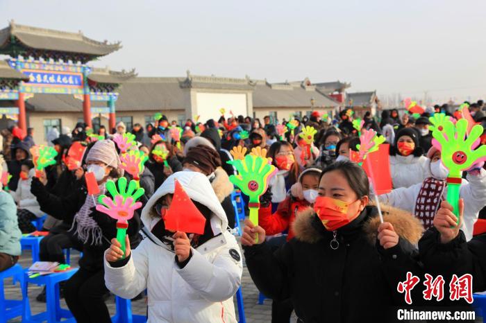 據(jù)了解，本次冰雪文化旅游節(jié)是該師市迎新春文旅活動(dòng)內(nèi)容之一，將為新年?duì)I造喜慶氛圍?！≮w德智 攝