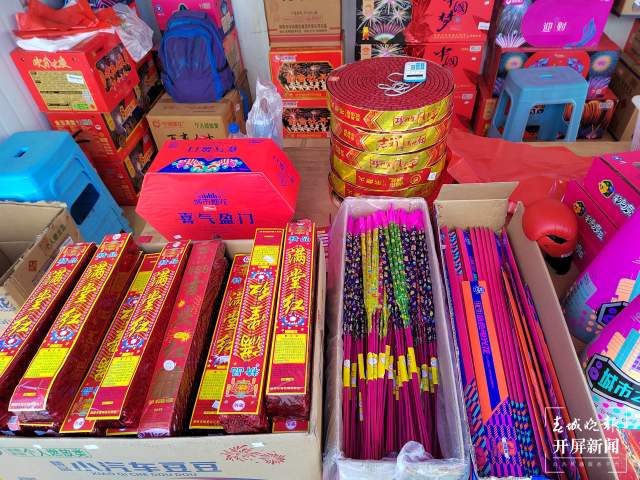今年春節(jié)煙花漲價(jià)了？聽聽昆明煙花爆竹攤主、市民咋說(shuō)……