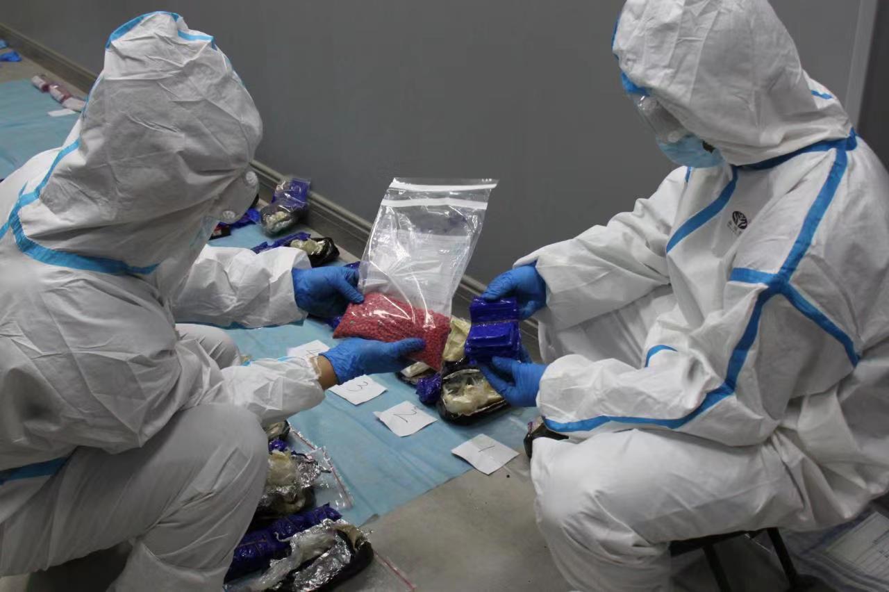 圖為:昆明海關(guān)緝私警察對(duì)查獲的冰毒進(jìn)行清點(diǎn) 聶又 攝.jpg