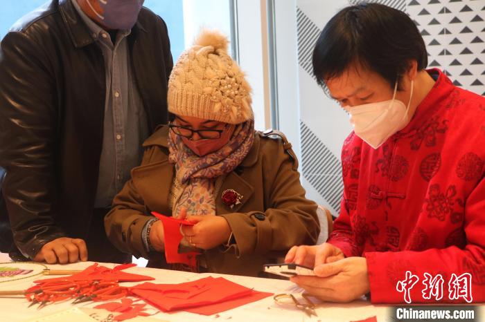 外籍人士體驗中國剪紙 趙強 攝