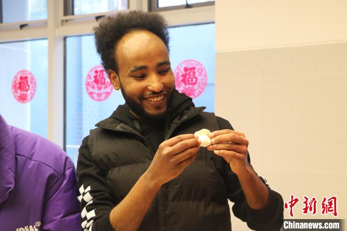 在皖外籍人士包餃子 趙強 攝