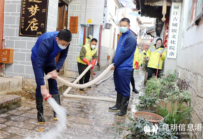 沖洗石板路。木曉東攝