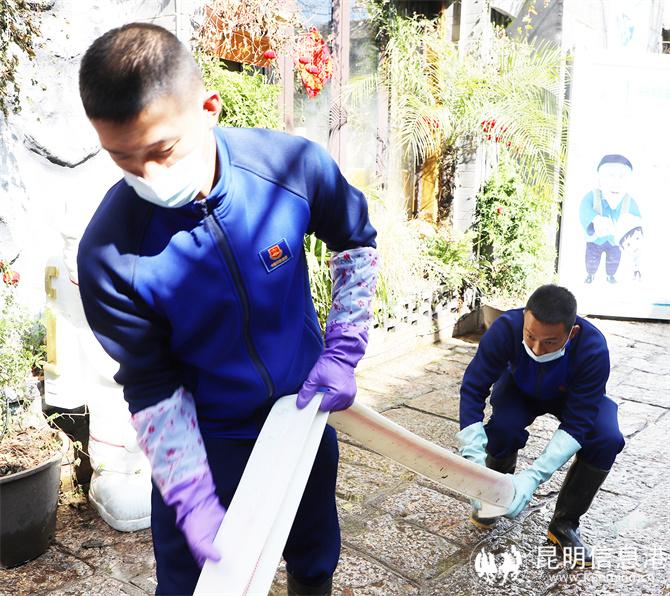 鋪設(shè)消防水帶。木曉東攝