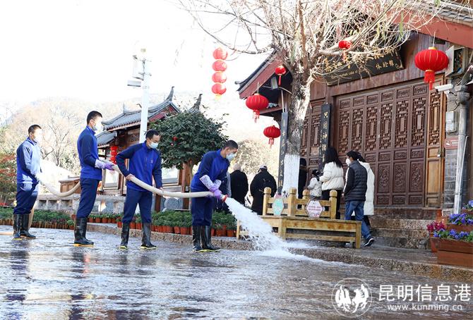 消防員沖街清掃迎新年。馬繽攝