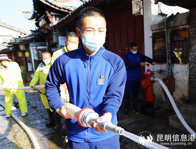 消防員高玉堂控制槍頭。木曉東攝
