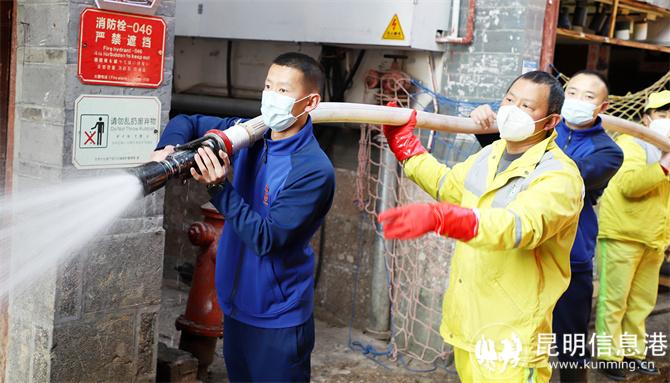 消防員與環(huán)衛(wèi)工人分組協(xié)助。木曉東攝