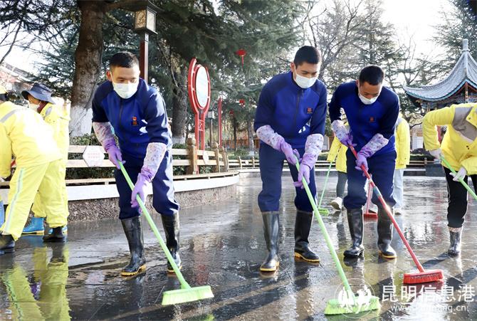 用掃把仔細(xì)清掃。馬繽攝