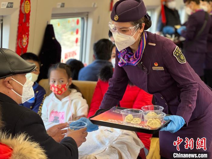 （新春走基層）高鐵上的迎新春聯(lián)歡活動老鄉(xiāng)體驗別樣“年味”