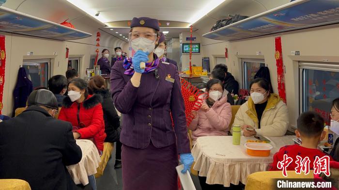 高鐵上的迎新春聯(lián)歡活動，乘務人員主動獻唱 王鶴然 攝
