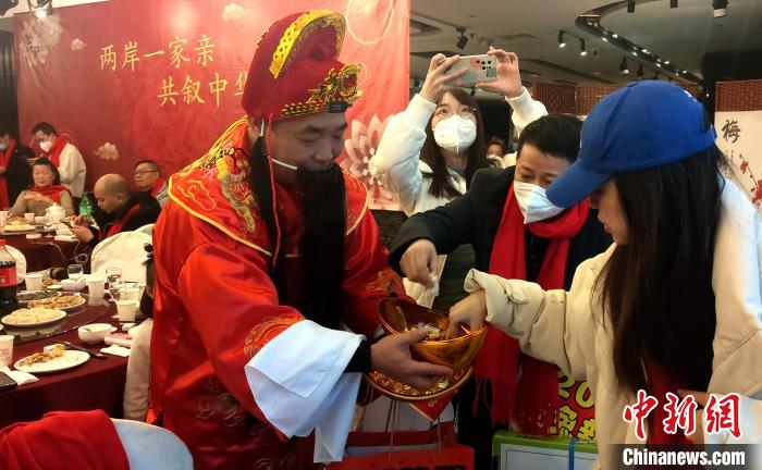 臺(tái)胞扮演“財(cái)神爺”，向大家送福送財(cái)送歡樂?！罘?攝