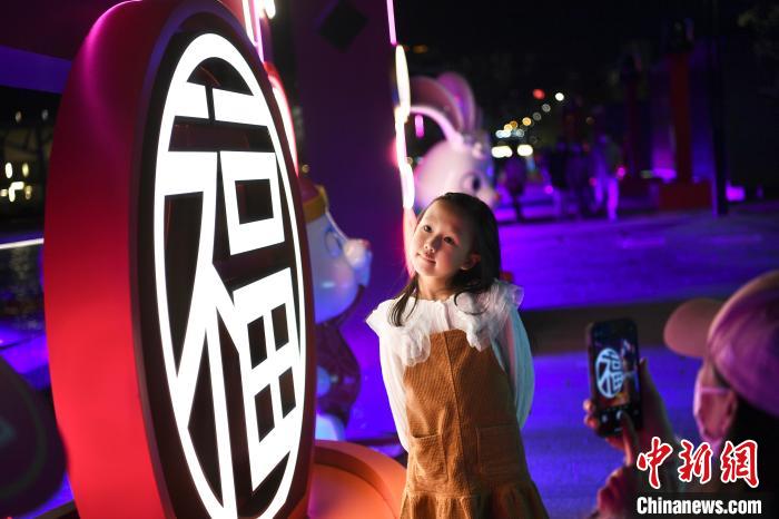 兒童與賀年裝飾合影。　李志華 攝