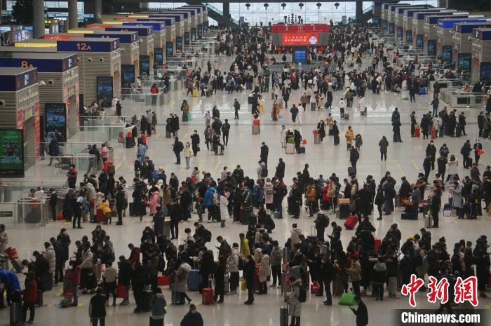 臘月二十八，鄭州東站候車大廳熙熙攘攘。　韓章云 攝