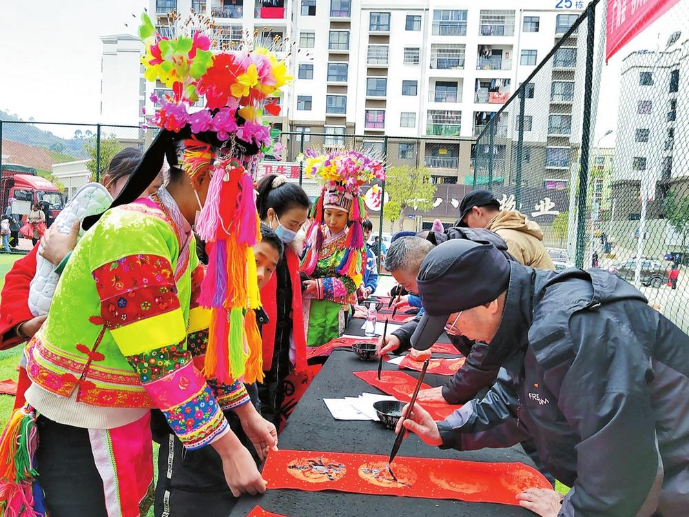 廣南縣近日舉辦2023年“我們的中國夢——文化進萬家”迎新春送春聯(lián)惠民系列活動，組織文藝工作者走進鄉(xiāng)鎮(zhèn)、村組，現(xiàn)場為群眾寫春聯(lián)、送福字、畫年畫，送去新春的祝福。 本報記者 李麗 通訊員 岑樺 攝