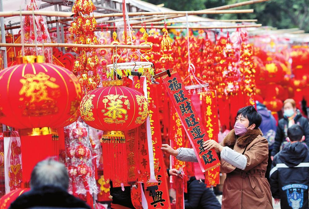 彌勒市民在年貨街置辦年貨，喜迎新春。 本報記者 黃興能 攝