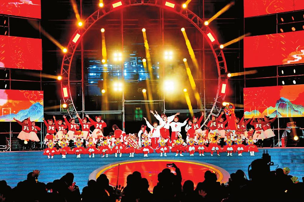 1月20日晚，“尋行新禧 大美華甸”新春光影秀暨2023年尋甸回族彝族自治縣新春文化大聯(lián)歡晚會舉行，上千名觀眾共慶團圓、共享歡樂、共迎佳節(jié)。 本報記者 茶志福 攝