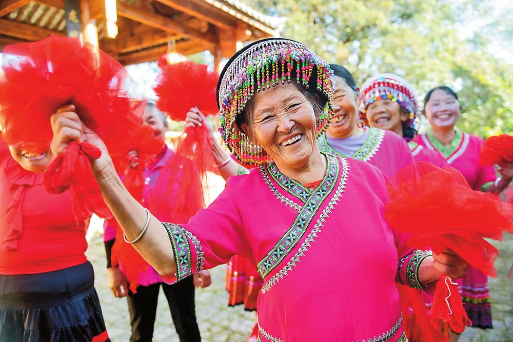 南澗彝族自治縣碧溪鄉(xiāng)巖子頭村“鄉(xiāng)村春晚”通過村民自編自演、充滿鄉(xiāng)土氣息的精彩文藝節(jié)目，為群眾呈現(xiàn)文化盛宴。 本報通訊員 適志宏 魯學(xué)靖 金美玲 攝