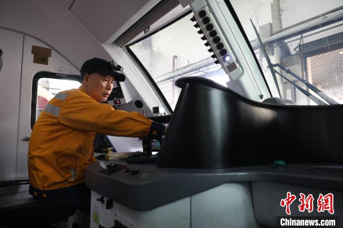 （新春走基層）他用陪伴42年的檢修鉗堅(jiān)守最后一個(gè)春運(yùn)