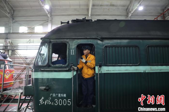 朱彰鐮呼叫工區(qū)搭檔，查看設(shè)備試驗(yàn)庫(kù)檢結(jié)果?！∴囍窃?攝