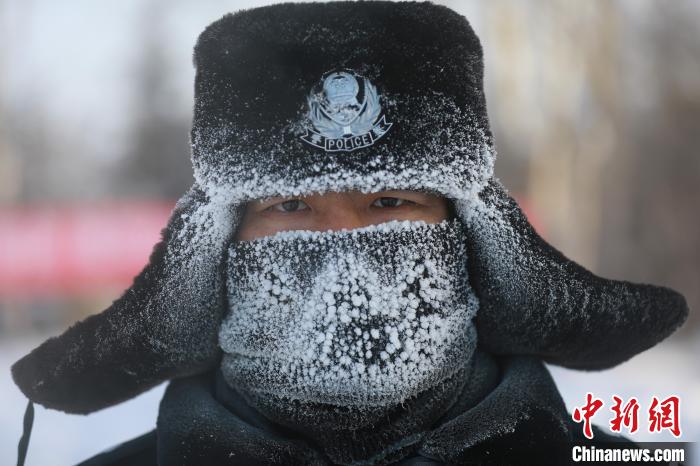 民警帽子和圍脖上掛滿冰霜?！O鉑程 攝