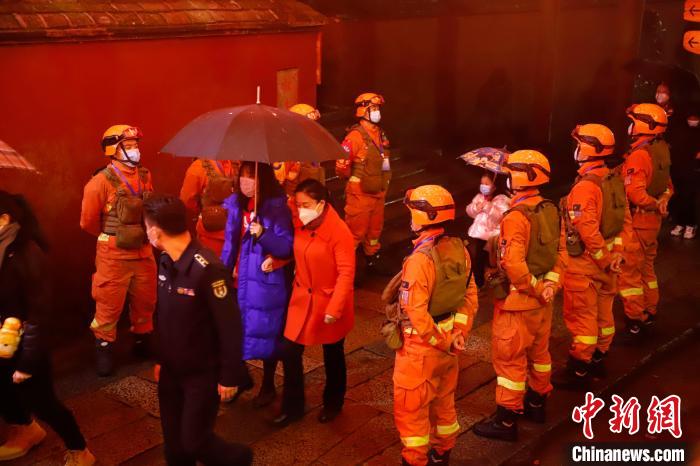 （新春走基層）除夕夜堅守崗位森林消防員守護“千古古剎”涌泉寺