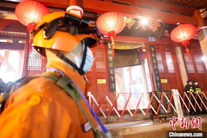 此次執(zhí)勤采取設卡檢查、巡護看守、防火宣傳的形式多組聯(lián)動?！“埠ｙi 　攝