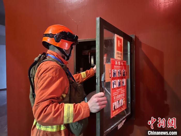 此次執(zhí)勤采取設卡檢查、巡護看守、防火宣傳的形式多組聯(lián)動。　安海鵬 　攝