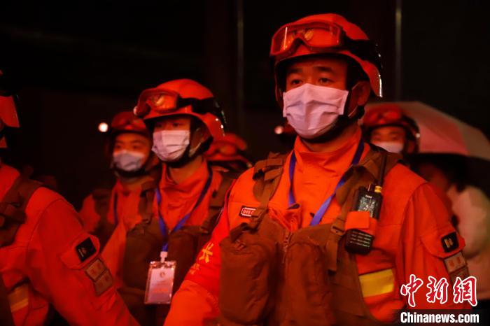 巡護分隊的消防員密切關注著周圍的情況，確保發(fā)生情況，能及時處置?！“埠ｙi 　攝