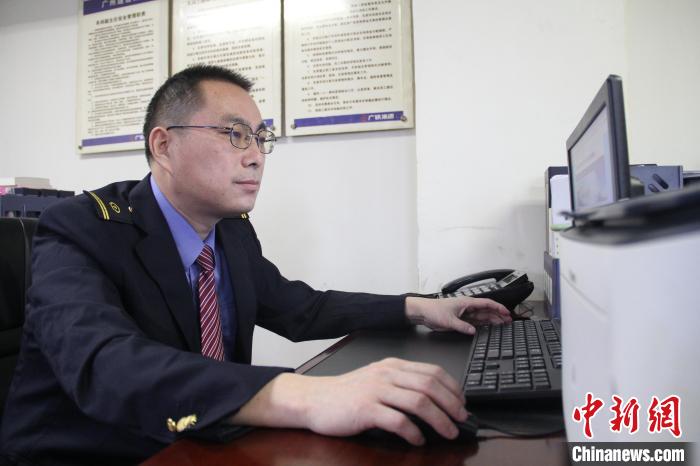 薛春節(jié)正在辦公 譚燁 攝