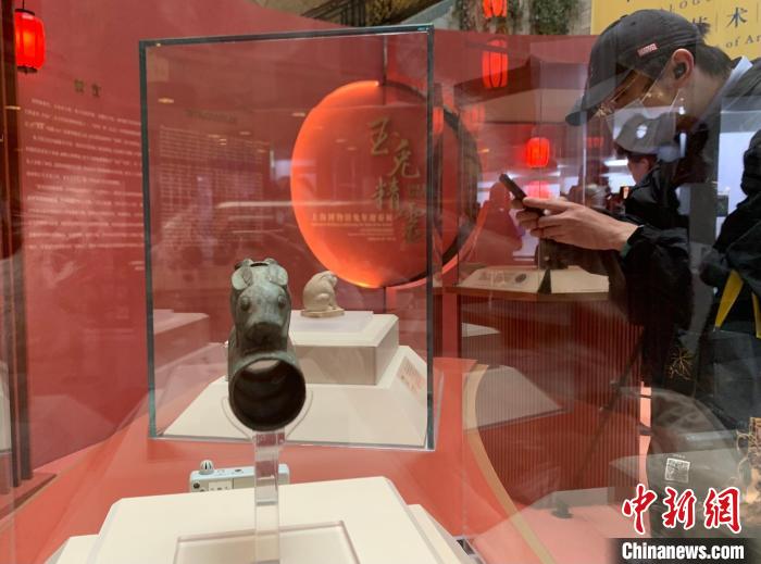 “玉兔精靈——上海博物館兔年迎春展”?！⊥躞?攝