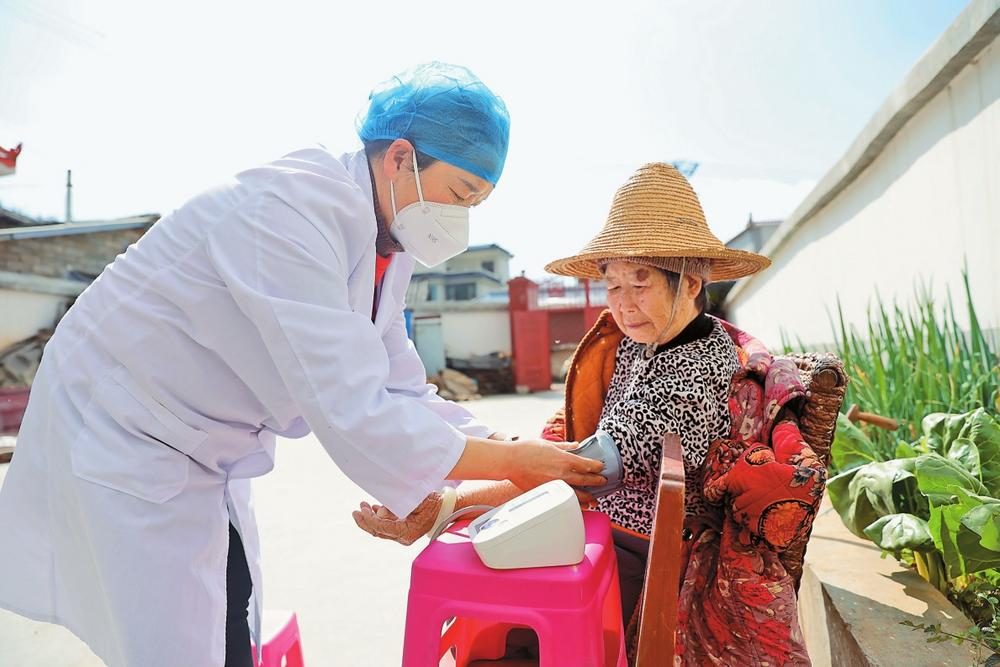 楊燕（左）入戶巡診。