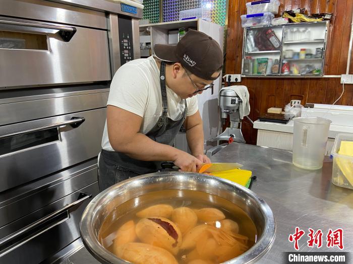 陳思遠(yuǎn)正在切紅薯?！×植?攝